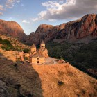 Noravank, tra i monasteri più spettacolari dell’Armenia: complesso del XIII secolo con chiese uniche, immerso in un canyon mozzafiato tra scenari naturali straordinari.