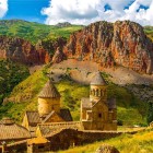 Monastero di Noravank, Armenia: tra montagne rosse e colline verdi, questo complesso medievale nel canyon di Vayots Dzor regala panorami spettacolari e un fascino unico.