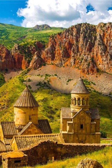 Monastero di Noravank, Armenia: tra montagne rosse e colline verdi, questo complesso medievale nel canyon di Vayots Dzor regala panorami spettacolari e un fascino unico.