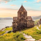 Monastero di Sevanavank sul Lago Sevan, Armenia: chiese Surp Arakelots e Surp Astvatsatsin su collina panoramica, tra acque cristalline e paesaggi mozzafiato.