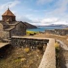 Vista del monastero di Sevanavank, Armenia: complesso monastico su una penisola del Lago Sevan, nella regione di Gegharkunik, tra panorami spettacolari e natura incontaminata.