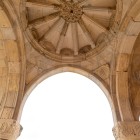 Eleganti archi in pietra sostengono una raffinata cupola centrale con motivi radiali. L’architettura georgiana esprime armonia, solidità e ricche decorazioni scolpite.