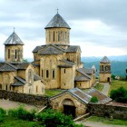 La Cattedrale di Bagrati, o della Dormizione, domina Kutaisi dall’alto, simbolo storico della Georgia. Un capolavoro medievale tra architettura e panorami spettacolari.