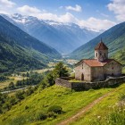 Chiesa di Lenjeri immersa tra montagne e vallate della Svaneti. Un luogo autentico dove natura incontaminata, silenzio e tradizione creano un’atmosfera unica.