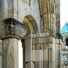 Dettagli della facciata della Cattedrale di Bagrati a Kutaisi, capolavoro dell’XI secolo. Dettagli scolpiti raccontano la grandezza dell’architettura medievale georgiana.