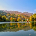 Il lago Parz, immerso nei boschi di Dilijan, è un’oasi di pace tra montagne a 1.900 m. Ideale per trekking e relax, offre natura incontaminata e atmosfera suggestiva.