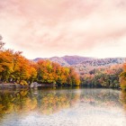 Splendidi colori autunnali del Lago Parz, piccolo lago montano vicino Dilijan, nel Parco Nazionale di Dilijan (Tavush). Un’oasi naturale tra boschi e silenzio.