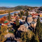 Kutaisi, tra le città più antiche della Georgia, incanta con il Tempio della Santa Annunciazione e il fiume Rioni. Un mix autentico di storia, cultura e paesaggi suggestivi.