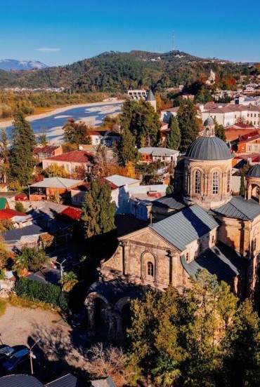 Kutaisi, tra le città più antiche della Georgia, incanta con il Tempio della Santa Annunciazione e il fiume Rioni. Un mix autentico di storia, cultura e paesaggi suggestivi.