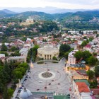 Kutaisi, tra le città più importanti della Georgia, è la terza per popolazione e il cuore della regione dell’Imerezia. Situata a circa 221 km da Tbilisi, affascina per storia, cultura e vivace atmosfera.