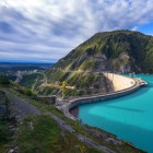 Diga della centrale idroelettrica di Enguri e il bacino di Jvari, sul fiume Inguri, in Alta Svaneti. Un paesaggio suggestivo tra montagne, natura e ingegneria.