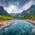 Fiume impetuoso tra le montagne dell’Alta Svaneti, in Georgia. Un paesaggio selvaggio e spettacolare tra vette, boschi e natura incontaminata del Caucaso.