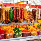 Churchkhela e chiri, dolci tipici georgiani, esposti al Green Bazaar di Kutaisi. Colori e sapori autentici tra mosto d’uva, noci e frutta secca.