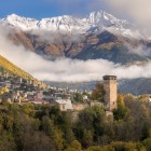 Mestia, nel cuore della Svaneti, incanta con torri medievali, paesaggi alpini e tradizioni antiche. Una destinazione unica tra cultura, natura e scenari mozzafiato.