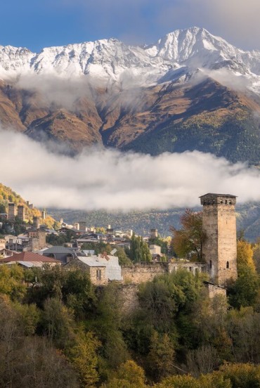 Mestia, nel cuore della Svaneti, incanta con torri medievali, paesaggi alpini e tradizioni antiche. Una destinazione unica tra cultura, natura e scenari mozzafiato.