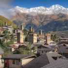 Mestia, nel Samegrelo-Zemo Svaneti, è il centro amministrativo ai piedi del monte Ushba. A 1.500 m e 128 km da Zugdidi, unisce natura alpina e tradizioni uniche.