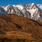 Monte Shkhara, la vetta più alta della Georgia con i suoi 5.086 metri, domina il paesaggio della Svaneti con ghiacciai imponenti e scenari alpini spettacolari.