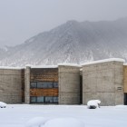 Museo di Mestia in Svaneti, esempio di architettura moderna immersa tra montagne innevate. Un luogo culturale unico tra design contemporaneo e paesaggi alpini.