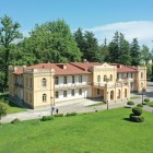 Palazzo della famiglia Dadiani, antichi nobili della regione, immerso in un elegante parco. Ospita il Museo Storico-Etnografico, tra storia e cultura georgiana.