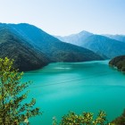 Panorama del fiume Enguri e del bacino di Jvari in Alta Svaneti, tra acque turchesi e montagne verdi. Un paesaggio naturale spettacolare nel cuore della Georgia.