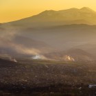 Sedakhlo, il più grande villaggio della Georgia, sorge vicino al confine con l’Armenia. Un paesaggio suggestivo tra montagne, luci dorate e atmosfere autentiche.