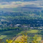 Sedakhlo, il più grande villaggio della Georgia, si estende tra campi coltivati e dolci colline vicino al confine armeno, offrendo paesaggi rurali autentici e suggestivi.