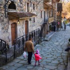 Tipica stradina medievale di Dilijan, cittadina armena di circa 15.700 abitanti nella provincia di Tavush, immersa tra foreste e nota come la “Piccola Svizzera”.