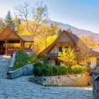 Suggestiva strada in pietra nel cuore di Dilijan, tra case in legno e natura autunnale. Un angolo autentico dell’Armenia, tra tradizione, montagna e atmosfere rilassanti.