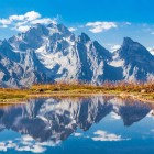 Lago alpino vicino Mestia con riflessi delle vette del Caucaso. Un paesaggio incantevole tra acqua cristallina, montagne maestose e natura incontaminata.