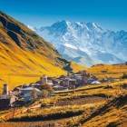 Ushguli, villaggio d’alta quota ai piedi del monte Shkhara, nella gola dell’Enguri. Un paesaggio unico tra torri medievali, natura e scenari spettacolari del Caucaso.