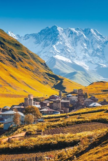 Ushguli, villaggio d’alta quota ai piedi del monte Shkhara, nella gola dell’Enguri. Un paesaggio unico tra torri medievali, natura e scenari spettacolari del Caucaso.