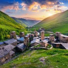 Ushguli, tra i villaggi più alti d’Europa, incanta con torri medievali e paesaggi alpini. Un luogo unico nel cuore della Svaneti, tra storia e natura incontaminata.