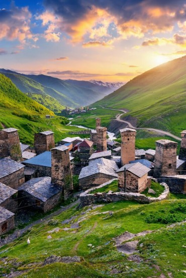 Ushguli, tra i villaggi più alti d’Europa, incanta con torri medievali e paesaggi alpini. Un luogo unico nel cuore della Svaneti, tra storia e natura incontaminata.