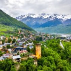 Veduta aerea di Mestia, nel cuore dell’Alta Svaneti, con le iconiche case a torre. Un paesaggio montano unico tra tradizioni antiche e scenari spettacolari.