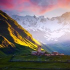 Veduta serale della chiesa di Lamaria a Ushguli, ai piedi del monte Shkhara. Un paesaggio unico nel Caucaso tra natura, storia e atmosfere suggestive.