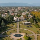 Vista aerea del Palazzo Dadiani a Zugdidi, circondato da un elegante parco. Un luogo storico affascinante nel cuore della Georgia tra arte, cultura e natura.