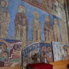 Affreschi medievali nel Monastero di Akhtala, in Armenia, con figure sacre dipinte su pareti in pietra che raccontano la tradizione religiosa e artistica del Caucaso.