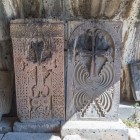 Antiche croci scolpite nel complesso monastico di Akhtala, in Armenia, testimoniano la profonda spiritualità medievale, tra raffinati dettagli in pietra