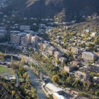 Veduta della città di Alaverdi, in Armenia, con edifici che si sviluppano lungo il fiume tra gole profonde e paesaggi montani, in un contesto naturale suggestivo.