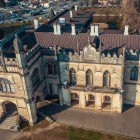 Palazzo Dadiani a Zugdidi, elegante edificio storico in stile neogotico, oggi museo statale immerso in un parco, simbolo del passato nobiliare della Georgia occidentale.