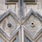 Dettagli scolpiti della facciata del Monastero di Akhtala, in Armenia, con raffinati motivi decorativi in pietra che testimoniano l’arte medievale del Caucaso.