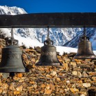 Costruito nel X secolo a Zhibiani, a Ushguli, il monastero sorge tra mura fortificate ai margini del villaggio, dominando il paesaggio con il Monte Shkhara sullo sfondo.