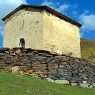 Ingresso sul lato ovest, con cappella a sud-ovest, la chiesa in pietra si distingue per solidi archi sostenuti da colonne che emergono dal pavimento.