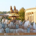 La Fontana Colchide, simbolo di Kutaisi, domina Piazza David Agmashenebeli. Realizzata nel 2011 da Davit Gogichaishvili, è tra le fontane più iconiche della Georgia.