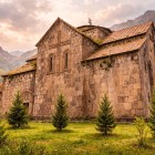 Monastero di Akhtala, in Armenia, immerso tra montagne e natura, affascina con la sua architettura medievale in pietra e l’atmosfera suggestiva ricca di storia e spiritualità.