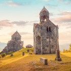 Il Monastero di Haghpat presenta architettura medievale armena in pietra, con volumi compatti, cupole coniche e tetti a falde, decorati da croci scolpite e motivi geometrici.