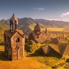 Il Monastero di Haghpat, sito UNESCO, affascina per la sua architettura in pietra, l’atmosfera sacra e la storia millenaria, simbolo dell’eredità monastica medievale armena.