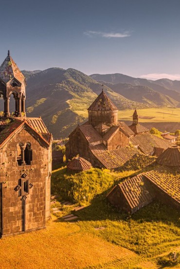 Il Monastero di Haghpat, sito UNESCO, affascina per la sua architettura in pietra, l’atmosfera sacra e la storia millenaria, simbolo dell’eredità monastica medievale armena.