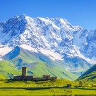 Tra i tesori di Ushguli spicca il Monastero di Lamaria, luogo sacro venerato dagli abitanti, antico complesso maschile legato a tradizioni secolari e atmosfera mistica.