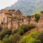 Monastero-fortezza di Akhtala, in Armenia, affascinante complesso medievale arroccato tra montagne e mura difensive, immerso in un paesaggio naturale suggestivo e ricco di storia.